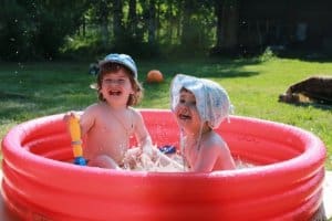 בריכות מתנפחות לילדים מוצר משנה חיים