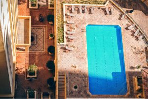 מדריך בריכות - כל מה שצריך לדעת על בריכה מלבנית לבית הפרטי